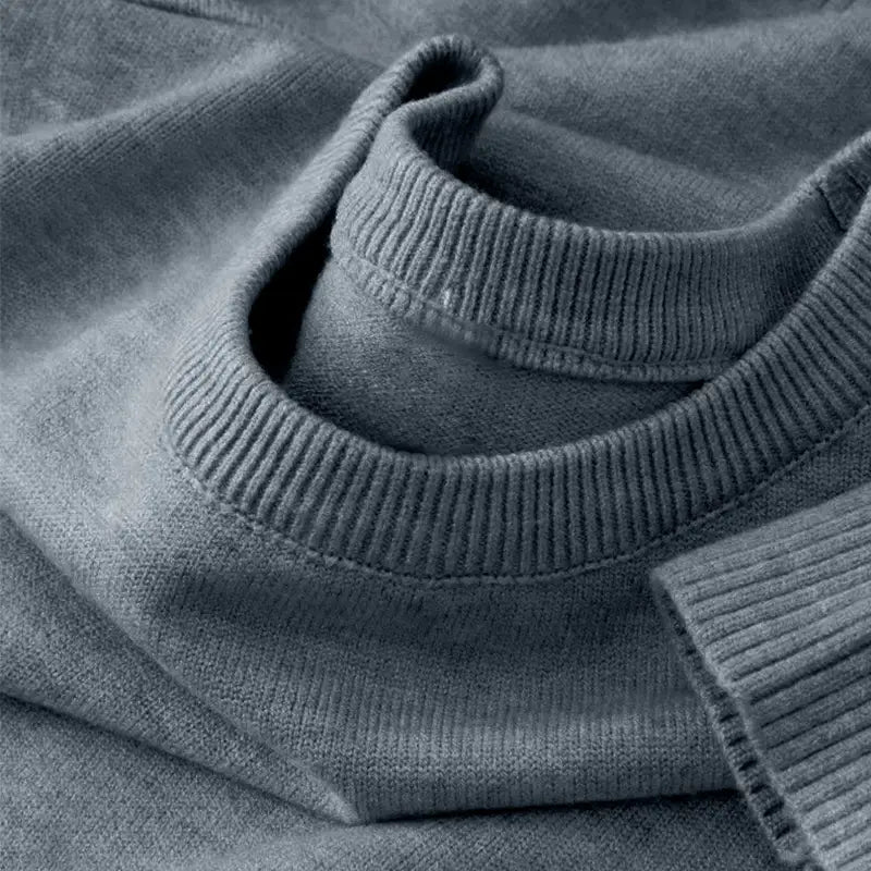 Ein klassischer Herren-Strickpullover mit Rundhalsausschnitt aus soft gemustertem Grau mit geripptem Ausschnitt und Bündchen.