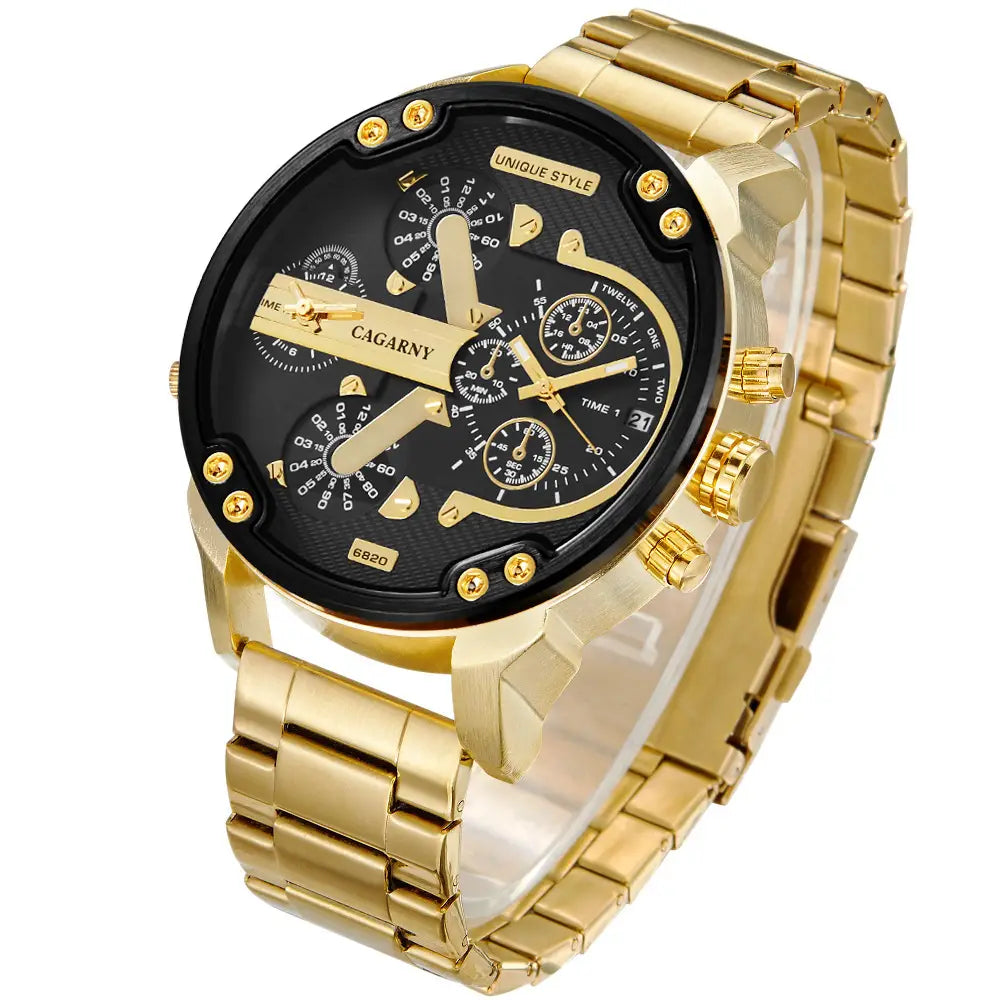 Goldfarbene Cagary-Marke Dual-Time-Luxus-Chronographenuhr aus Stahl mit Quarzwerk für Herren mit schwarzem Zifferblatt, mehreren Unterzifferblättern sowie goldfarbenen Zeigern und Akzenten am Lünette.