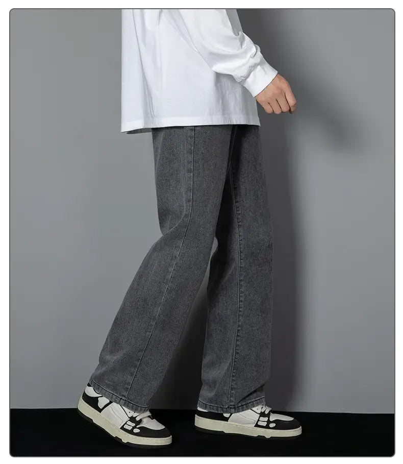 Herren-Casual-Jeans in geradem Schnitt mit weitem Bein in Grau mit entspannter Passform und dezenten Ausbleichungen.