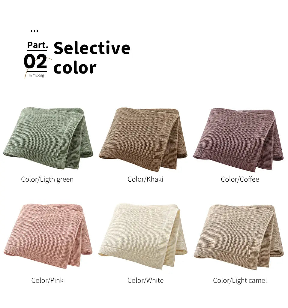 Eine weich strukturierte Strick-Baby-Baumwolldecke in Blassrosa als Wickelunterlage mit sechs klar unterscheidbaren erdigen Tönen, einschließlich hellgrün, khaki, kaffee-pink, weiß und helles Camel.