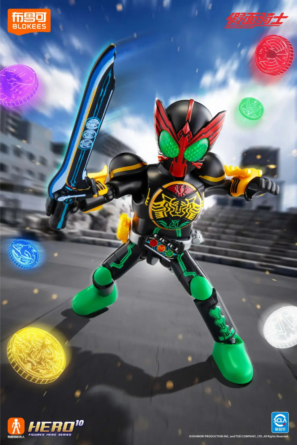 La figurine d’action Blokees Kamen Rider Star Edition présente une armure noire et verte avec des accents rouges, tenant une épée bleue.