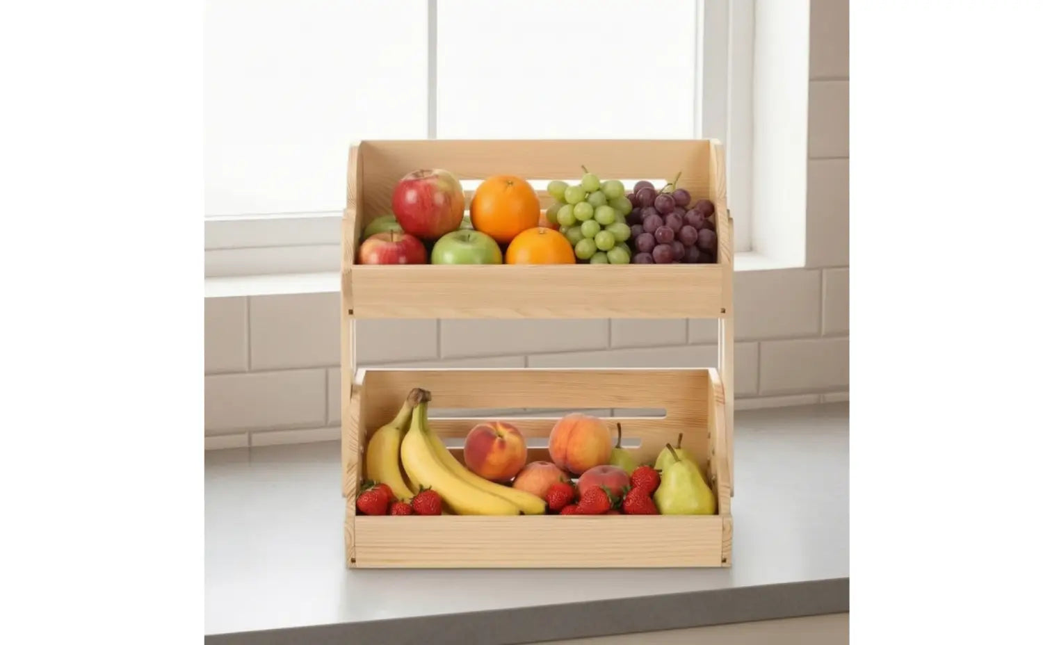 Caisse de rangement pour fruits à deux niveaux en bois de couleur claire, servant d’organisateur de plan de travail et de support de rangement en bois pour un usage en cuisine