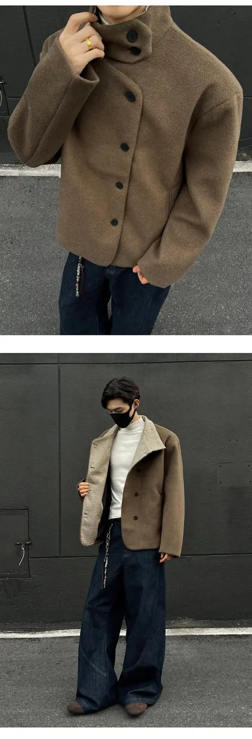 Veste d’hiver en laine marron pour homme avec coupe slim, col montant, col haut et fermeture boutonnée.