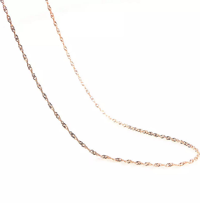 Un collar de cadena de moissanita en plata de ley con tono oro rosa, delicado, con un diseño de eslabones entrelazados trenzados.