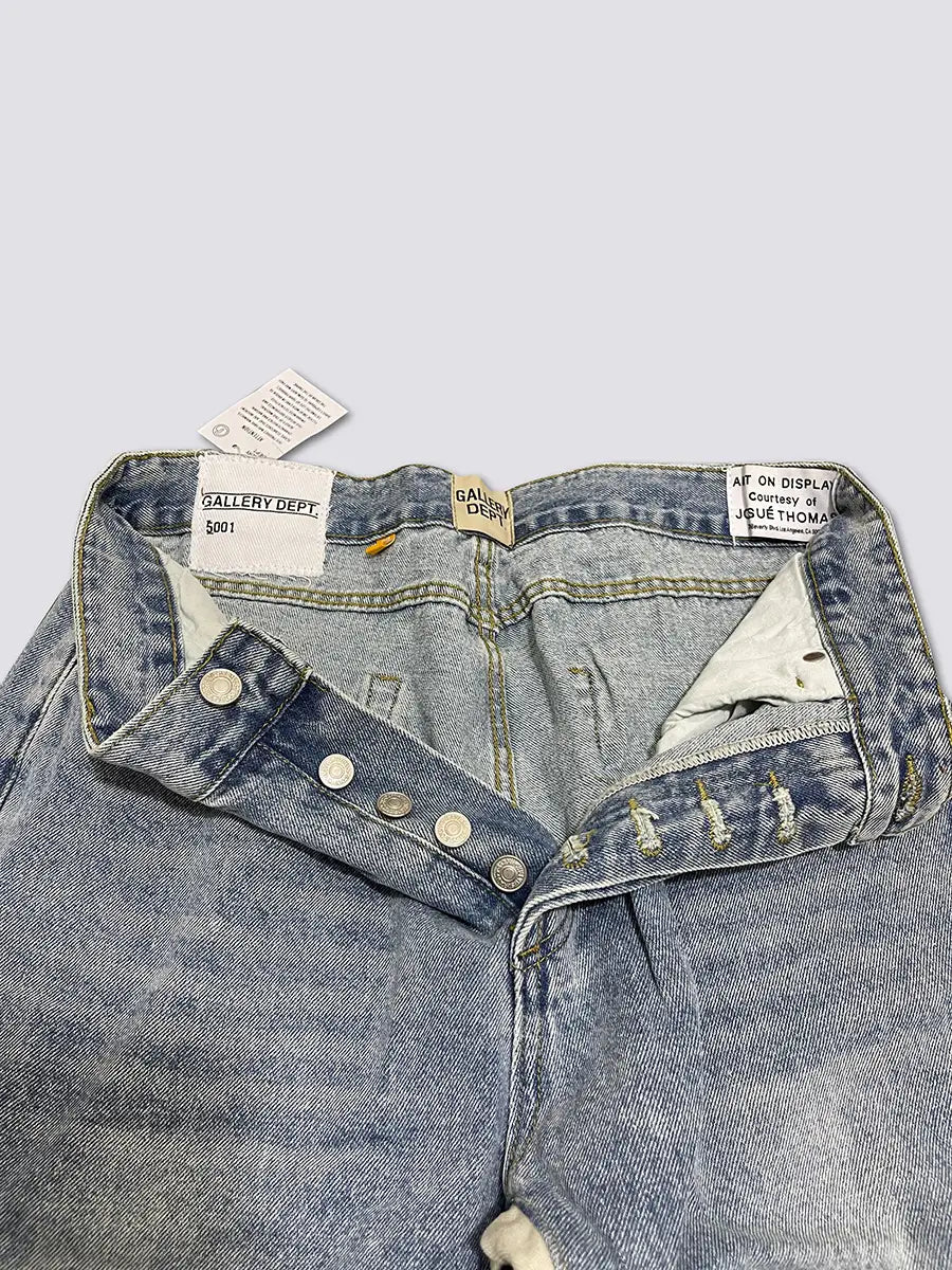 Hell gewaschene Patchwork-Denim-Glockenjeans mit Knopfleiste und sichtbarer Steppnaht; mit der Gallery-Dept-Branding-Anschrift auf den Bundetiketten.