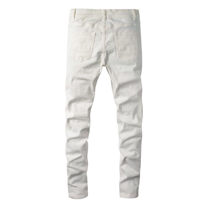 Une paire de jeans délavés en denim blanc pour hommes, à coupe ajustée et rehaussés de strass, avec une coupe moderne épurée et des détails de surpiqûre discrets.