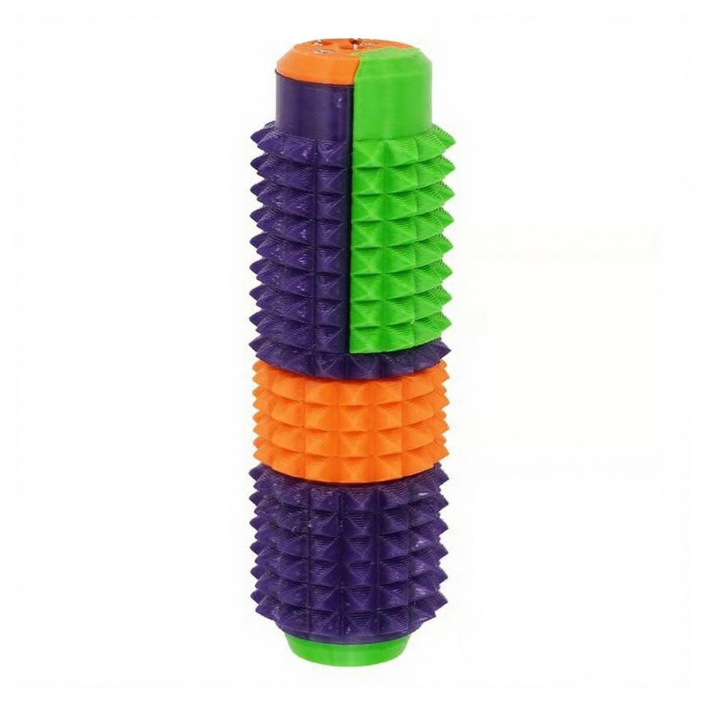 Un vibrante rodillo giratorio para fidget con pinchos multicolor, juguete antiestrés 5 en 1, que presenta una superficie de espuma con textura con secciones alternas moradas y verdes.