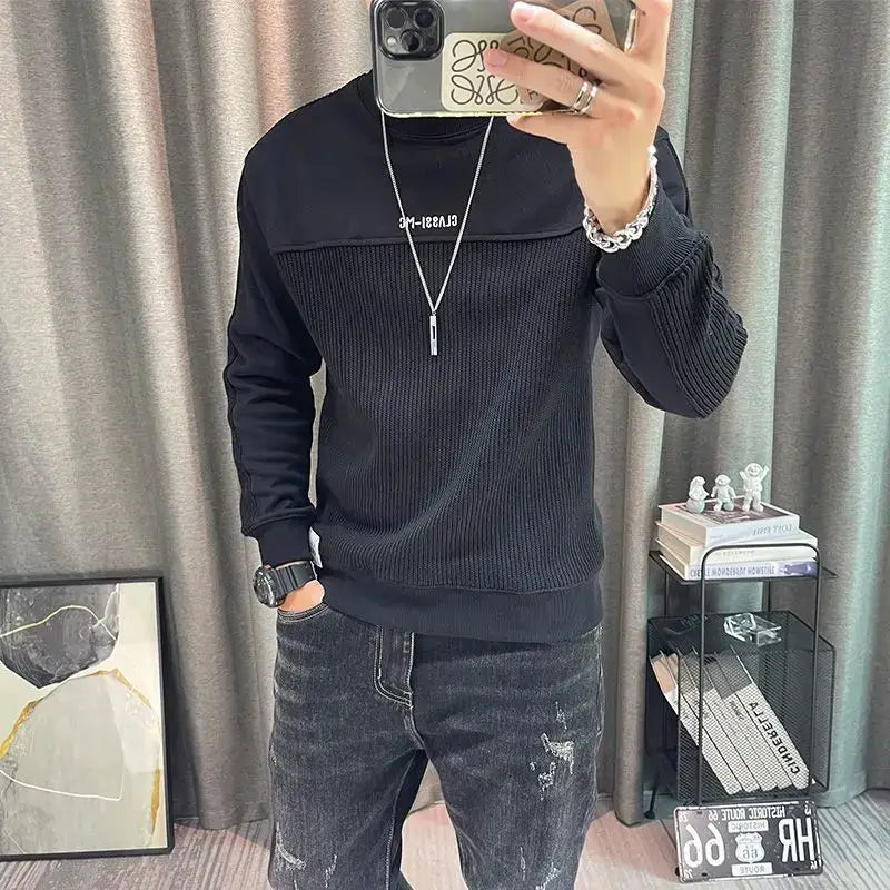 Pull-over en maille à empiècement contrastant pour homme, manches longues, noir en maille côtelée, avec un empiècement contrastant sur la poitrine.