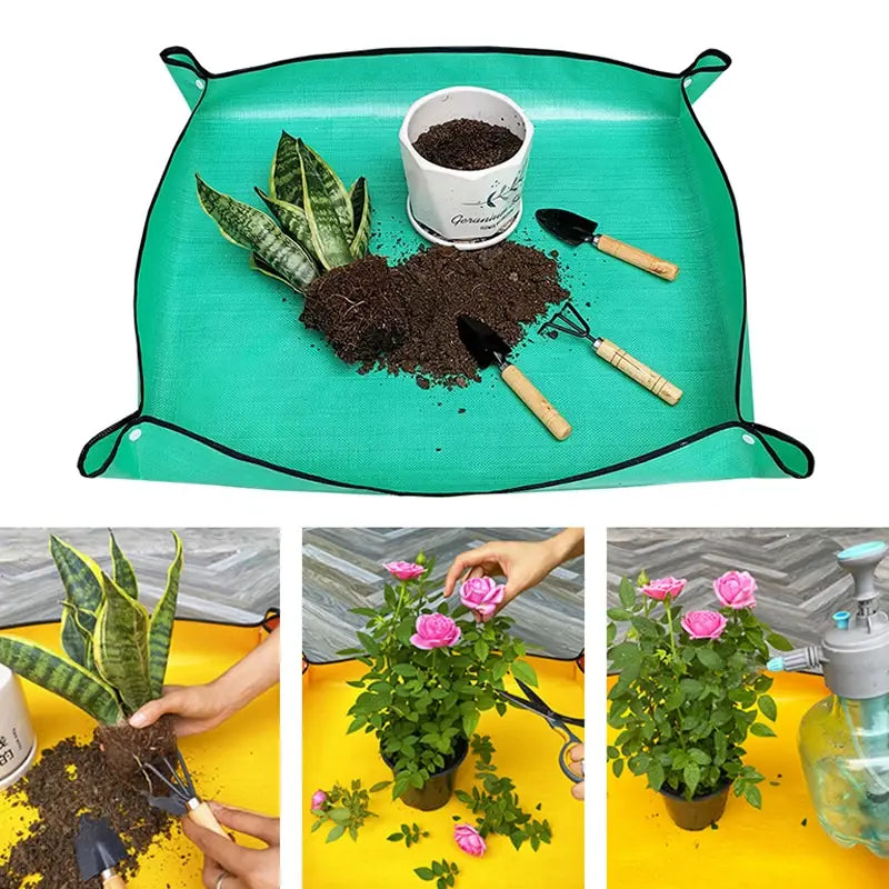 Alfombrilla verde de jardinería con ribetes y asas negros, con una zona central de tierra con plantas y herramientas dispuestas junto a un set de herramientas de jardinería en miniatura con mango de madera de 3 piezas