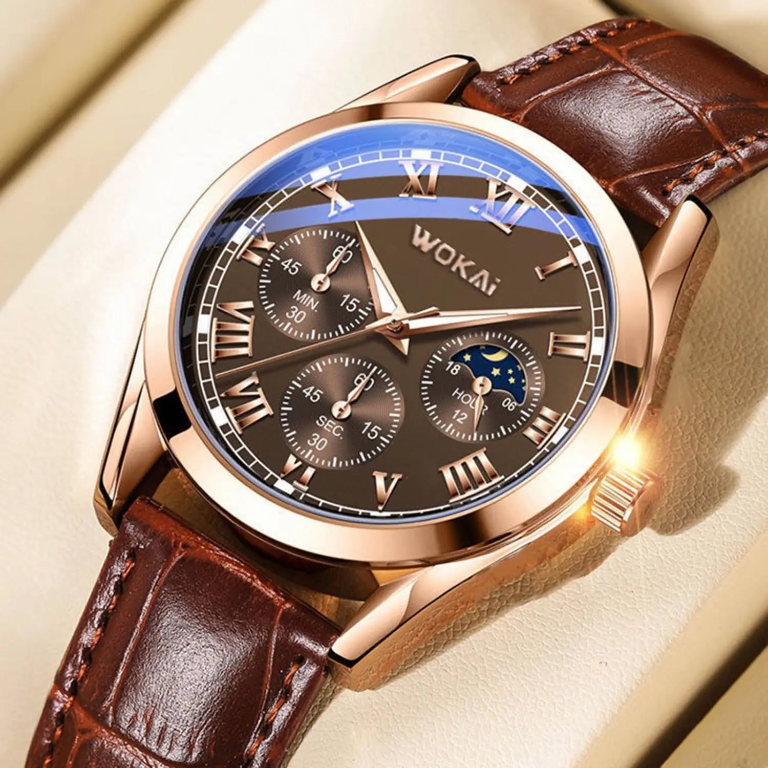 Herren-Quarz-Leder-Geschäftsuhr mit einem roségoldfarbenen Wokai-Chronographen, dunklem braunem Zifferblatt mit römischen Ziffern, drei Hilfszifferblättern für Sekunden, Minuten und Stunden sowie einer Mondphasenanzeige, kombiniert mit einem strukturierten braunen Lederarmband.