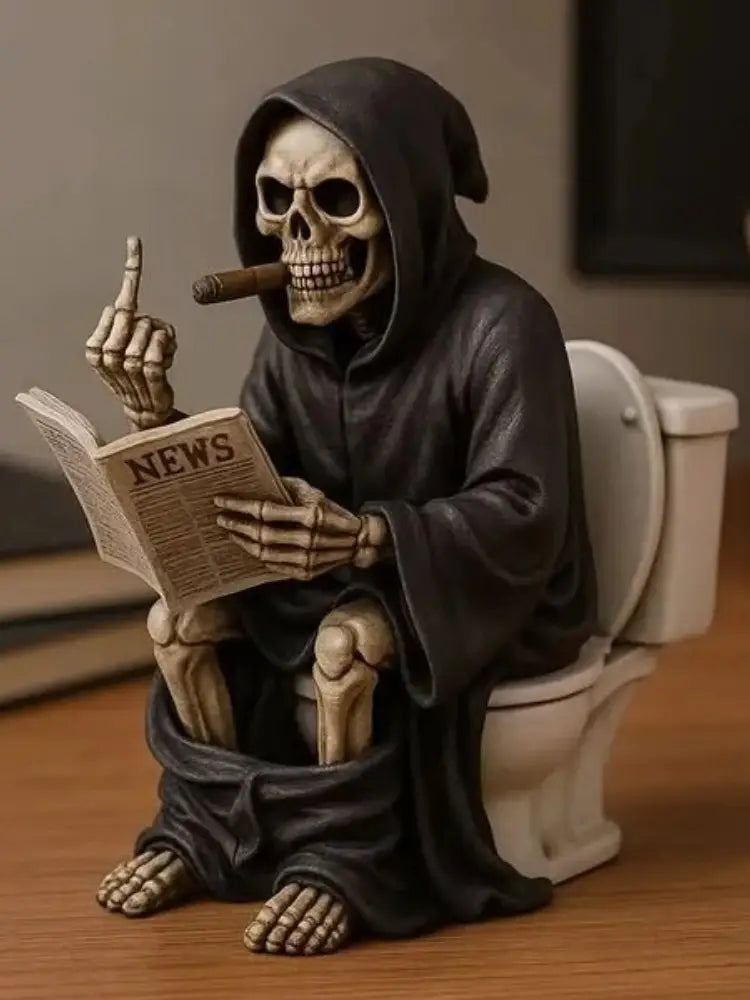 Una figura decorativa de baño del segador Grim Reaper con resina de color gris oscuro, con detalles intrincados, que presenta un esqueleto sentado en un inodoro y sosteniendo un periódico, mientras fuma un puro.