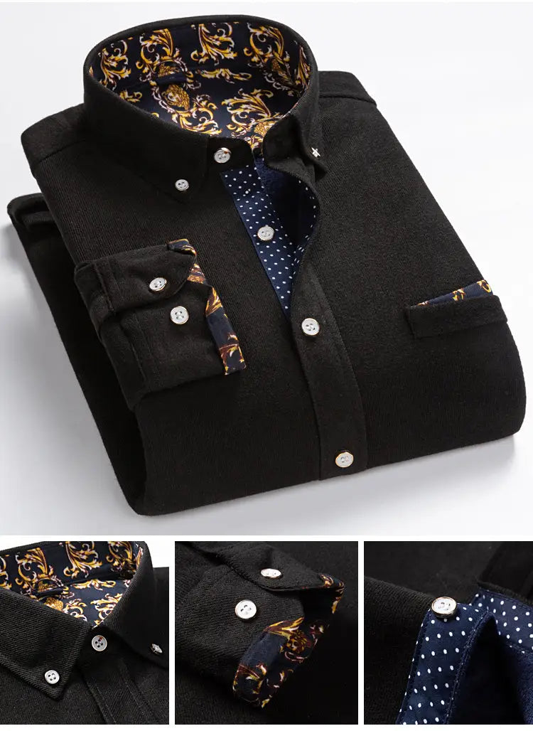Schwarzes Herren-Winter-Cord-Casual-Langarmhemd mit dezent strukturierter Stoffoberfläche, mit aufwendig gemustertem Besatz in Gold und Navyblau sowie Knopfleiste vorne.