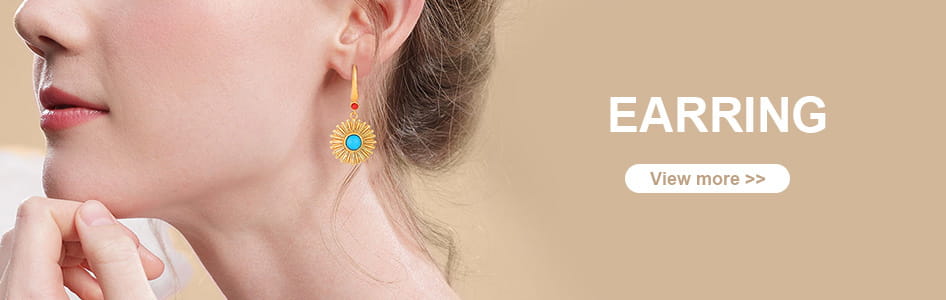 Boucle d’oreille dorée à motif rayonnant en forme de soleil, avec une pierre centrale turquoise, présentée à côté du ras-du-cou en lave dorée dans un style de bijoux minimalistes