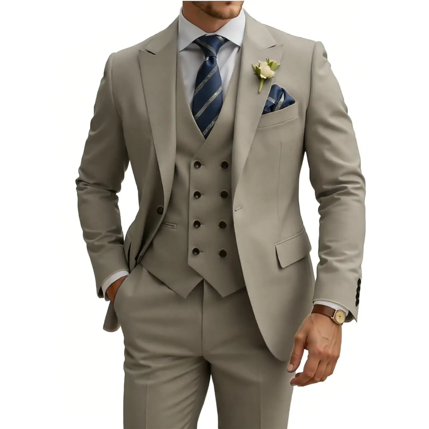 Costume trois pièces beige pour hommes, taillé, en coupe croisée double boutonnage, avec un gilet et un pantalon assortis, rehaussés d’une cravate à rayures bleu marine et d’un mouchoir de poche.