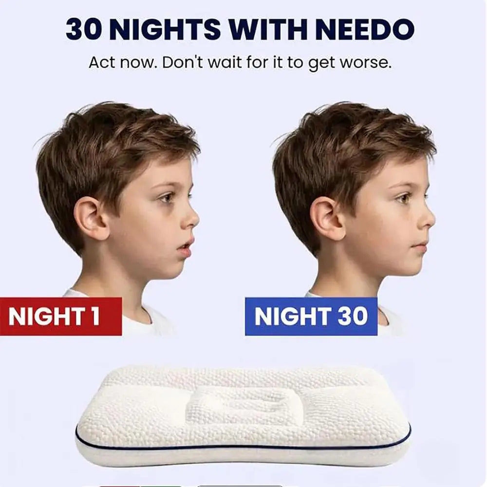 Ergonomisches Kinder-Kissen aus Memory-Schaum für den Nackenstützbereich in weißem, strukturiertem Schaum mit einer zentralen Vertiefung und navyblauer Einfassung.