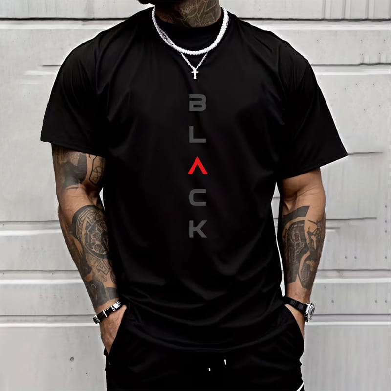 Camiseta informal de algodón para hombre color negro, de manga corta, con texto vertical negro en letras grises y rojas en el centro.