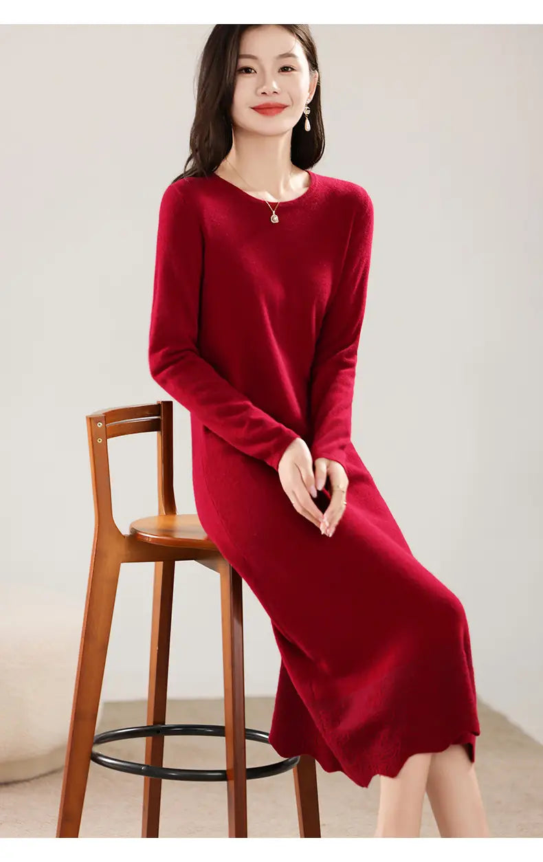 Ein kräftig rotes Wollstrickkleid mit langen Ärmeln, Rundhalsausschnitt und gesäumtem Volantabschluss.