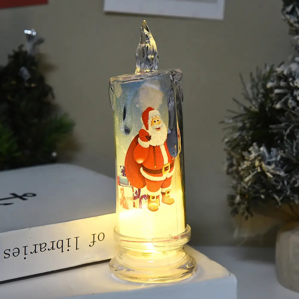 ein niedliches weihnachtliches LED-Kerzenlicht in Kerzenform mit eingebauter, bedruckter LED-Illustration des Weihnachtsmanns in Rot und Weiß sowie einem klaren, kristallartigen Docht-Aufsatz für eine flammenlose Weihnachtsdekoration