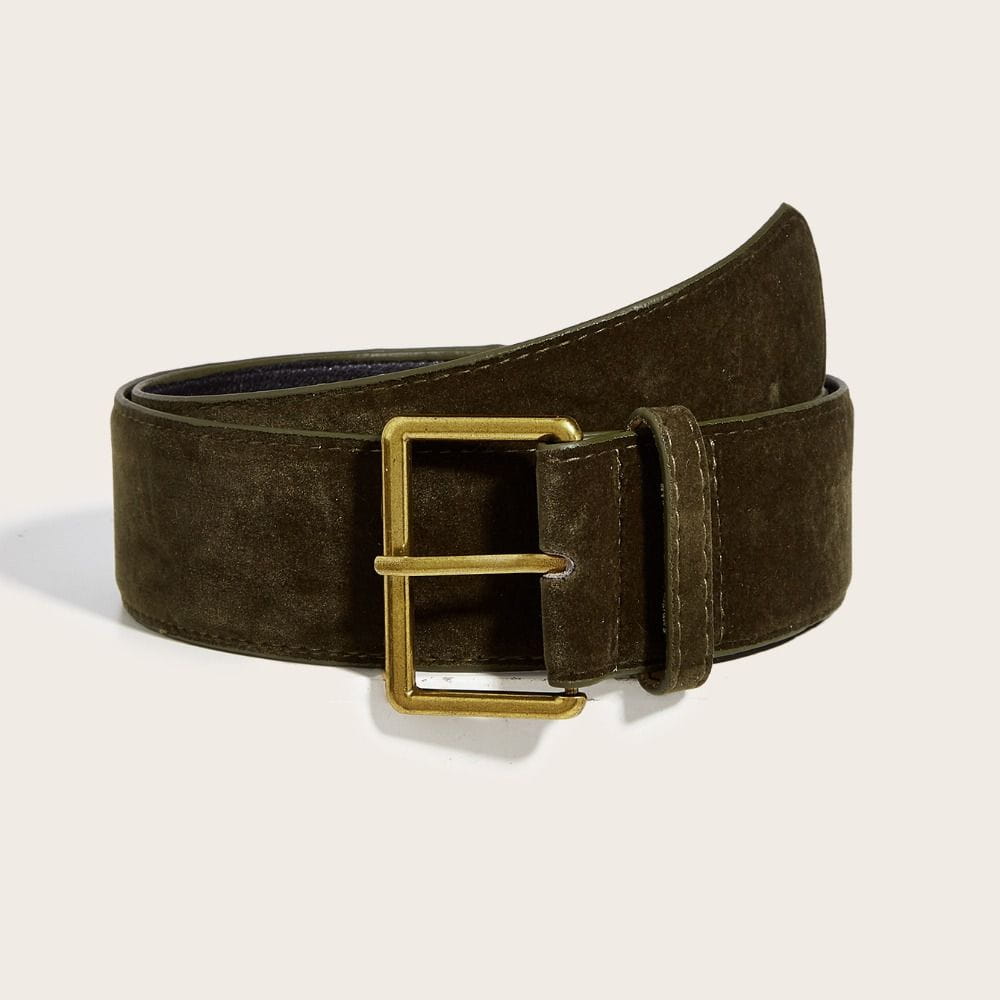 Ceinture large en daim vert olive foncé pour femmes, avec une boucle rectangulaire à la finition dorée.