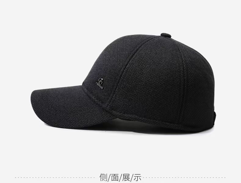 Casquette de baseball en laine texturée noire avec rabats d’oreilles et petit logo brodé, conçue pour la chaleur d’hiver pour hommes.