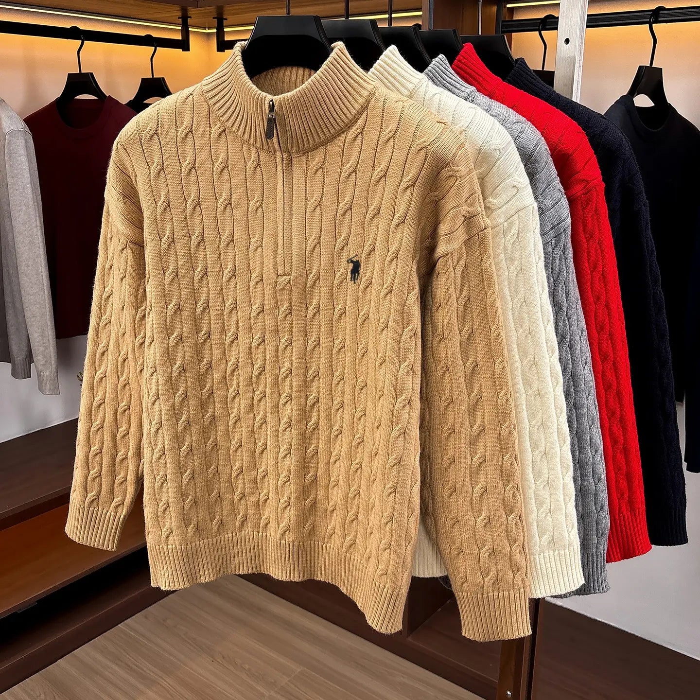 Herren-Designer-Sweater aus beigem Zopfmusterstrick mit halbem Reißverschluss und kleinem besticktem Poloshirt-Logo auf der Brust.