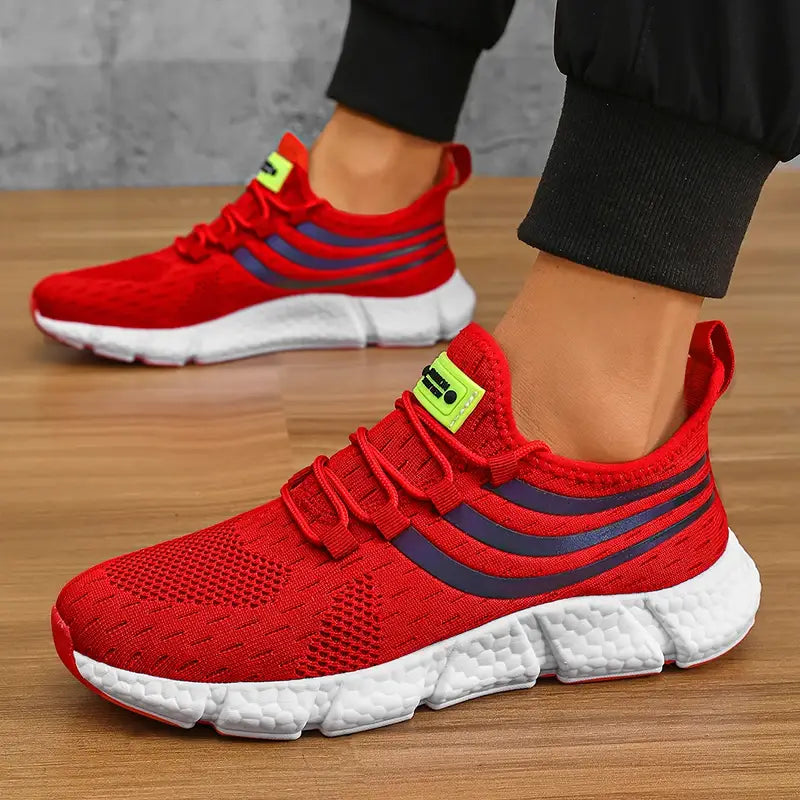 Face arrière des baskets de sport décontractées en maille rouge pour hommes Zuuban, avec des bandes bleu marine, une semelle texturée blanche et une marque vert néon sur la languette arrière.