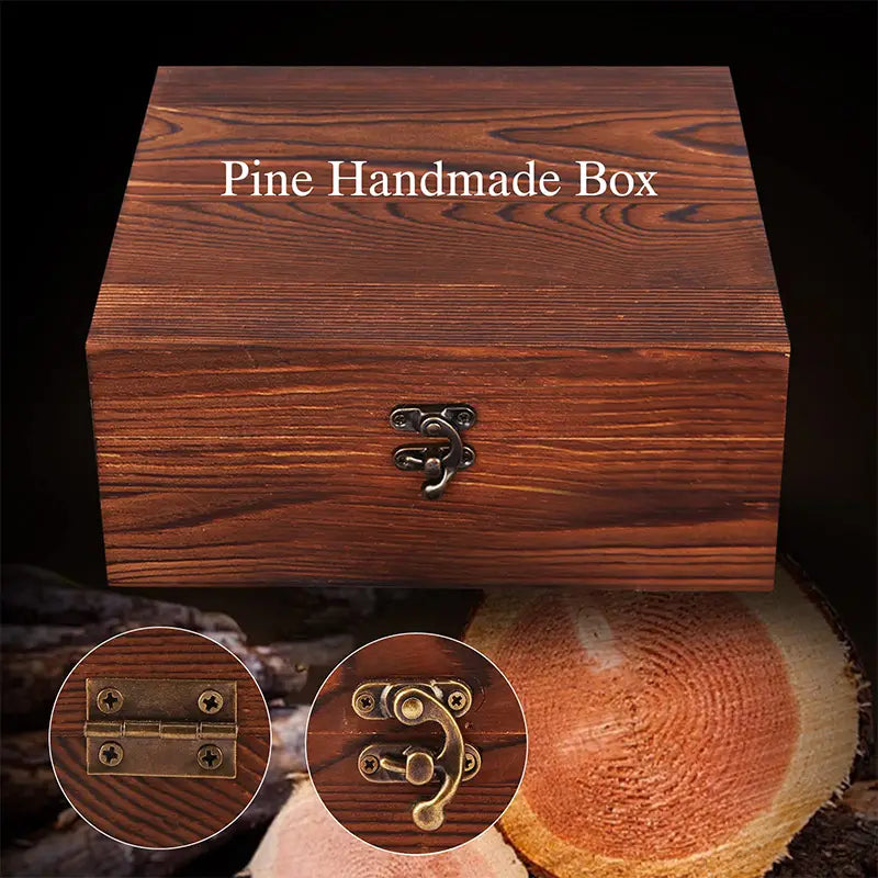 Rustikales Whiskey-Steine-Geschenkset in einer handgefertigten Kiefernholzbox mit warmem braunem Finish und antiker Messingbeschlag.