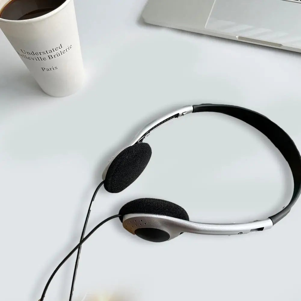 Casque d’écoute supra-auriculaire rétro filaire argent et noir avec coussinets d’oreille souples rembourrés, conçu pour un usage long terme confortable.