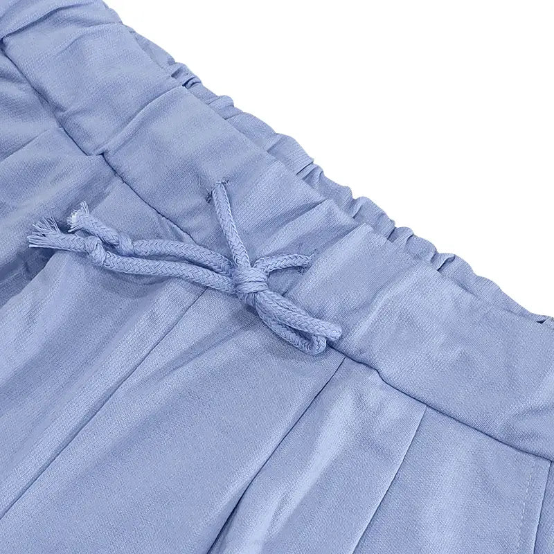 Pantalones plisados color azul claro para hombre con cinturilla a juego con cordón, del conjunto veraniego casual de dos piezas de camiseta y pantalones cortos.