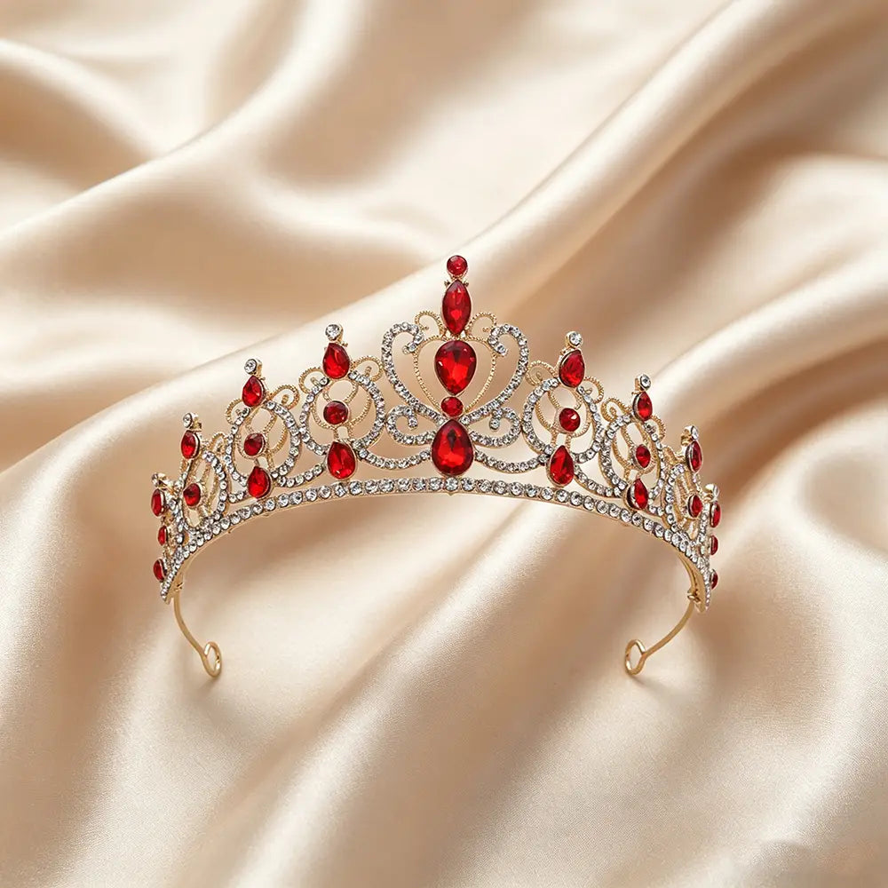 Une couronne de diadème baroque en strass doré à tons dorés, ornée de cristaux en forme de goutte rouges et de strass transparents, destinée à un usage d’accessoire de coiffure de mariée.