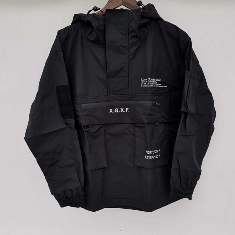 Veste imperméable à capuche tactique techwear noire x.g.x.f, présentée de dos, mettant en avant sa matière imperméable durable et son design fonctionnel.