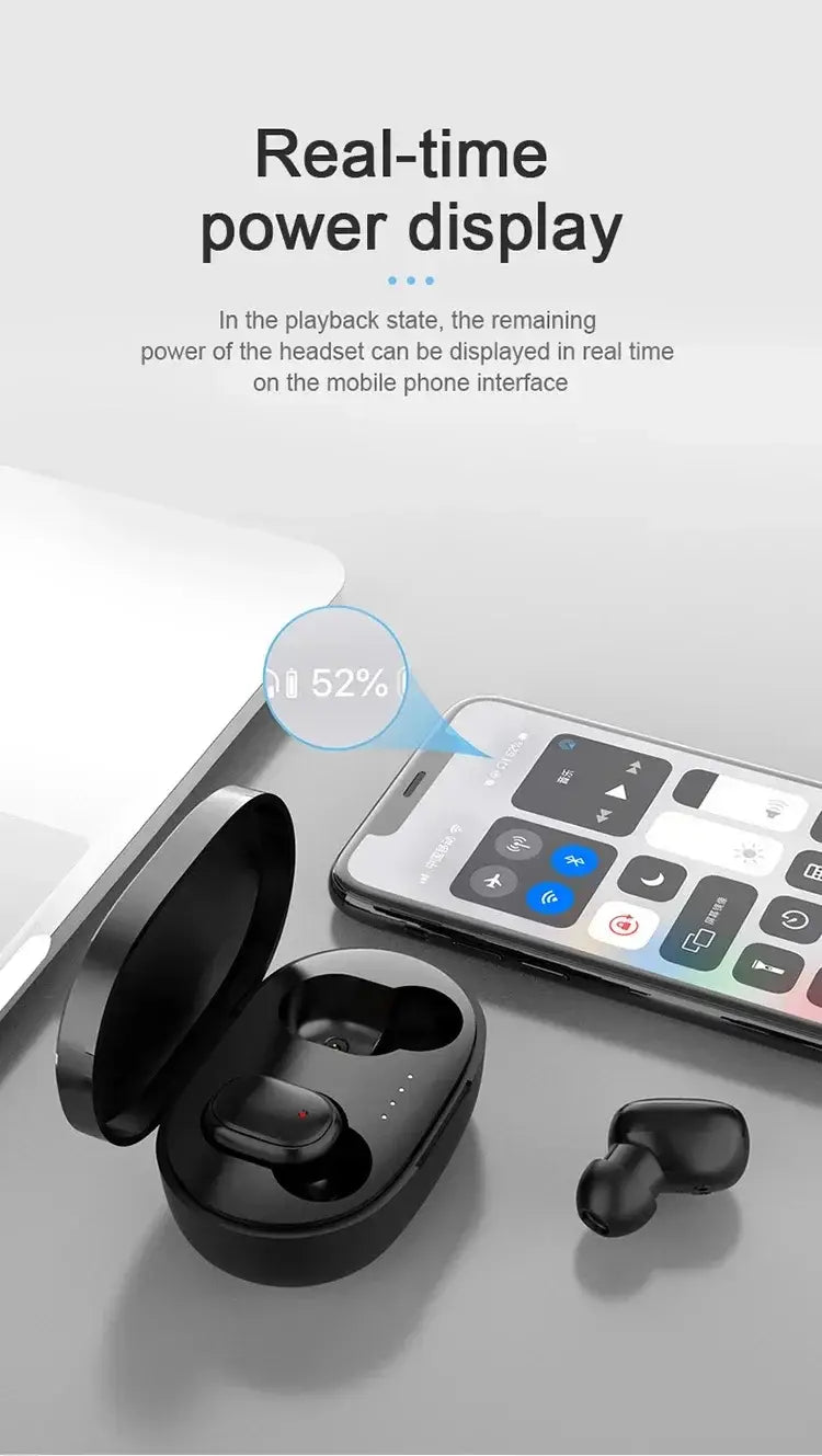 Schwarze kabellose Bluetooth-Ohrhörer mit Touch-Steuerung in einem eleganten Ladeetui, neben einem Smartphone dargestellt, das den Echtzeit-Akkustand anzeigt, zur Verwendung als Sport-Headset.
