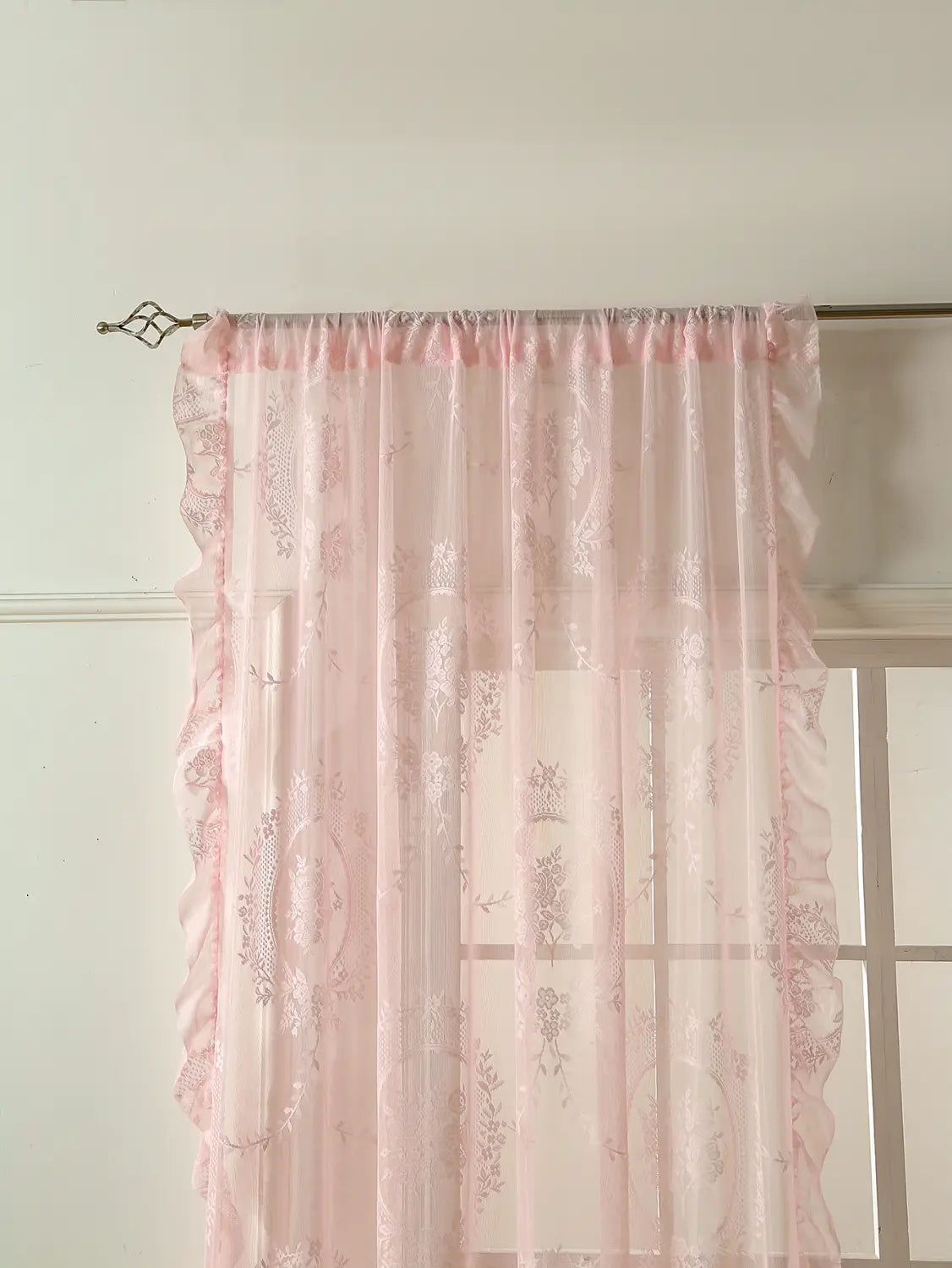 Cortinas de encaje rosa confeccionadas con tejido semitransparente, con delicados volantes de encaje y sutiles motivos florales bordados, con bolsillo para barra de soporte circular para colgar con facilidad.