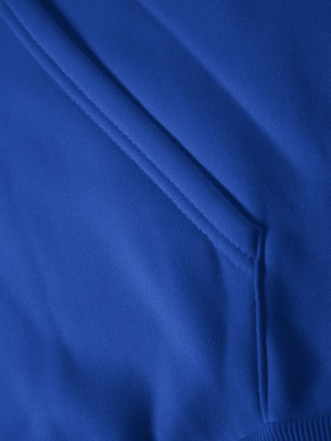 Herren-Fleece-Pullover-Hoodie in Königsblau mit weicher, glatter Oberfläche und sauber vernähten Nähten, für lässige Winterbekleidung ausgelegt.