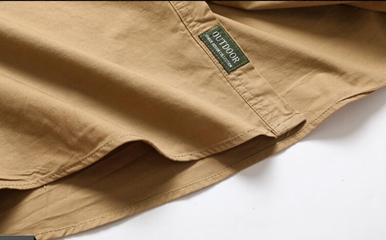 Braunes Baumwoll-Workwear-Hemd ohne Falten für Herren im japanischen Casual-Top-Stil mit grünem Outdoor-Label am Kragen