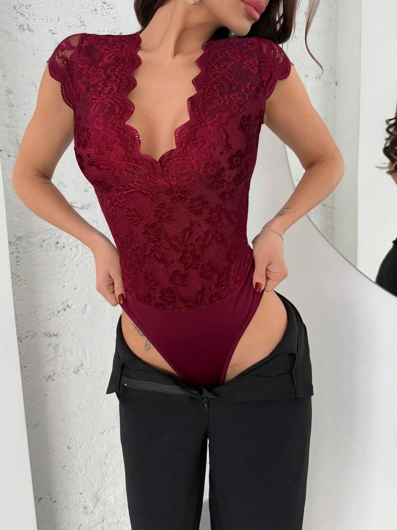 Valentine's Day spring and summer new elegant modern sexy party wine red small flying sleeve V-neck backless lace bodysuit