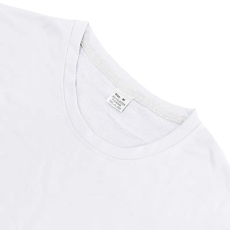 Camiseta para hombre blanca de algodón con cuello redondo sencillo y forro interior texturizado sutil, de un conjunto casual de camiseta y pantalones cortos de verano de dos piezas
