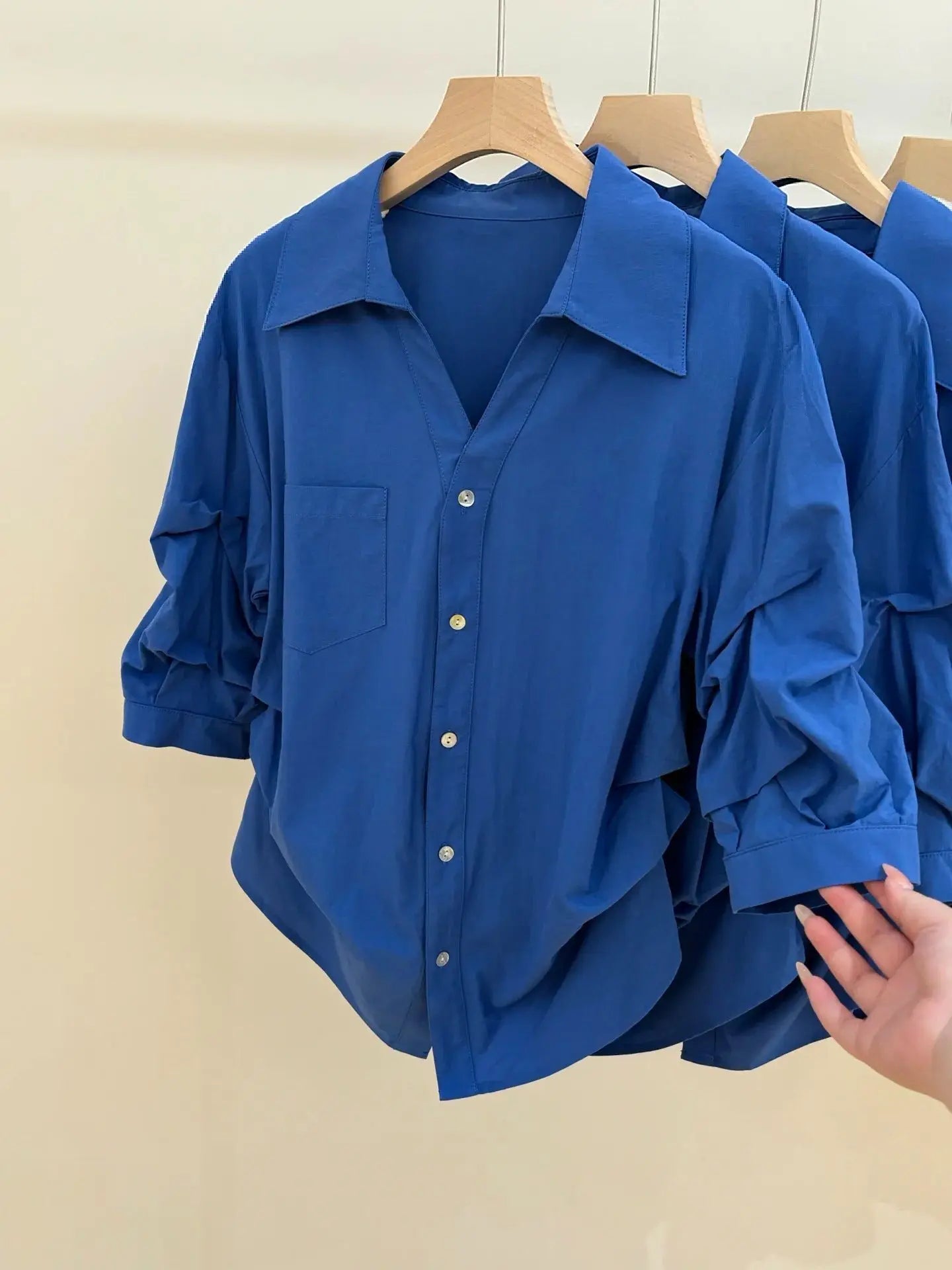 Camisa abotonada informal para mujer de color celeste, de primavera y verano, con mangas abullonadas hasta tres cuartos y un bolsillo en el pecho.