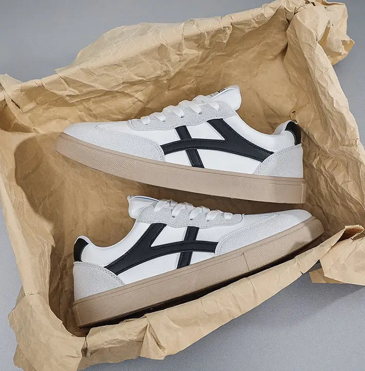 Sneakers décontractées pour hommes, chaussures de marche légères, avec le design Onitsuka Tiger blanc et noir, dessus en daim et semelle extérieure en caoutchouc beige.