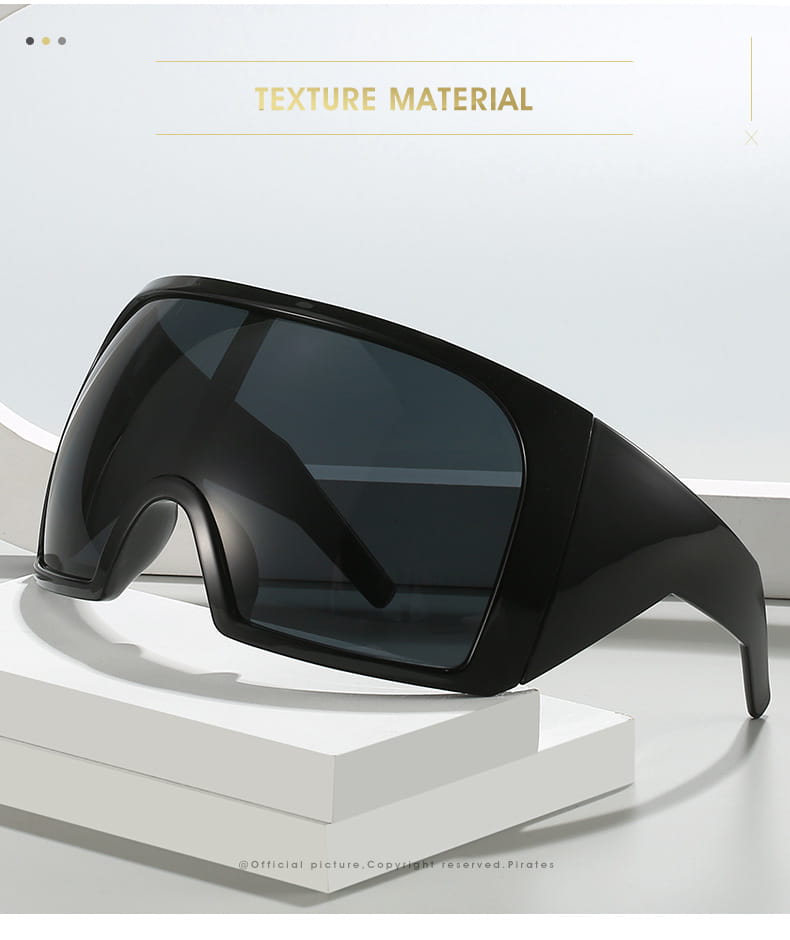 Schwarze, elegante, übergroße, futuristische Schild-Sonnenbrille für Herren mit modernem, kantigem Rahmen und dunkel getönten UV400-Gläsern.