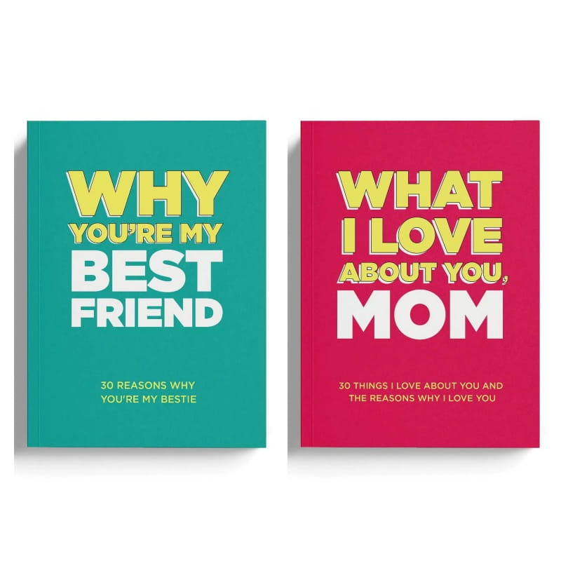 Deux livres « fill in love » à couverture rigide pour maman et papa avec des couvertures turquoise et rose, intitulés « why youre my best friend » et « what i love about you mom ».