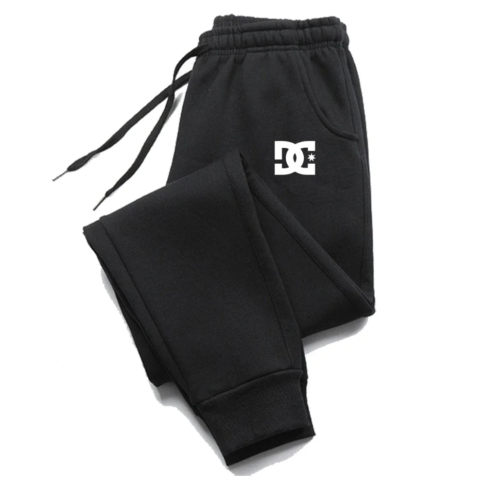 Dc Shoes Herren-Jogginghosen, legere Sweatpants, in Schwarz mit einem weißen Logo auf dem linken Oberschenkel.