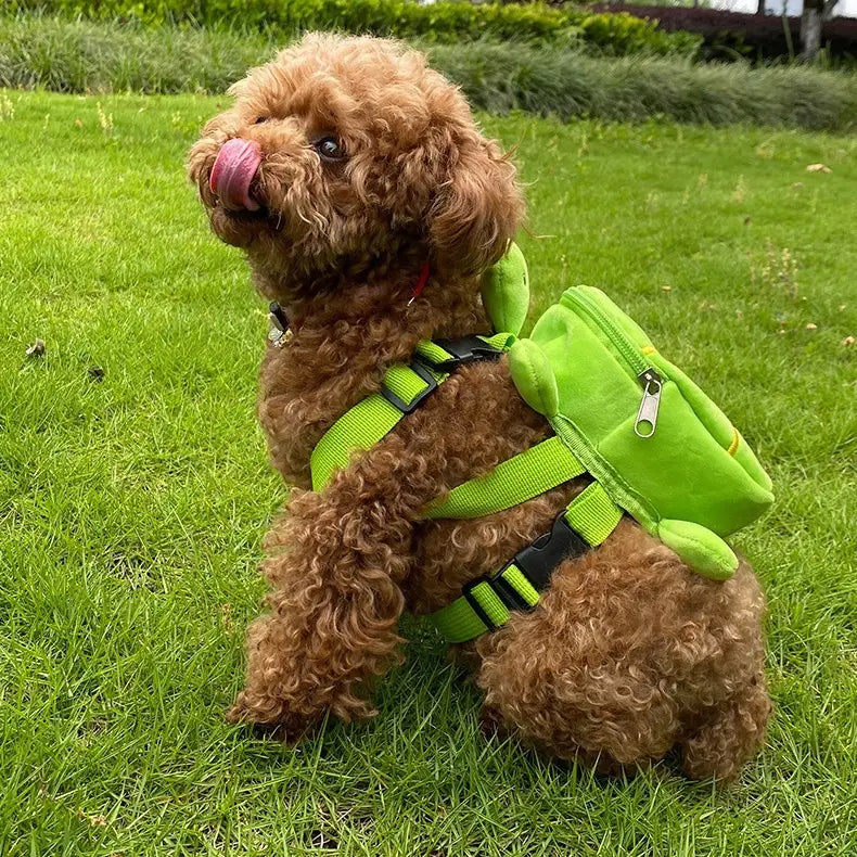 Mochila de perro con forma de tortuga de felpa verde brillante con correas ajustables negras y cierre plateado, diseñada para perros pequeños como transportín con forma de tortuga.