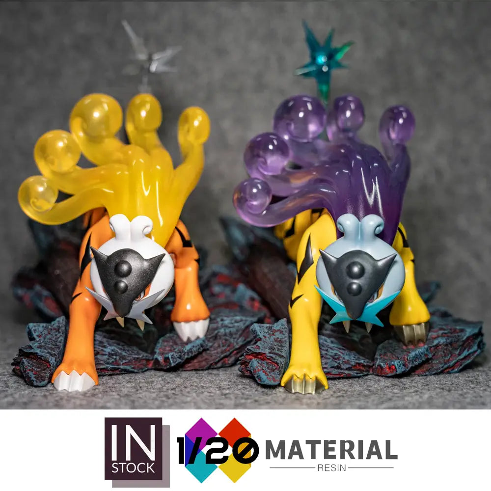 Dos figurines de resina a escala 1/20 de Mega Rayquaza en colores vibrantes amarillo y naranja, y púrpura profundo, con orbes translúcidos, presentados sobre una base original brillante y quemada de torre de Ciudad Paleta.