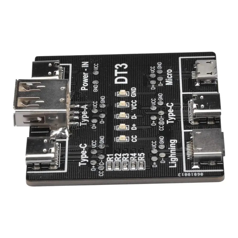 Schwarze DT3-USB-Port-Adapterplatine mit Typ-A-, Micro- und Lightning-Steckverbindern, verwendet als USB-Kabeltester für Typ-C- und mobile Geräte