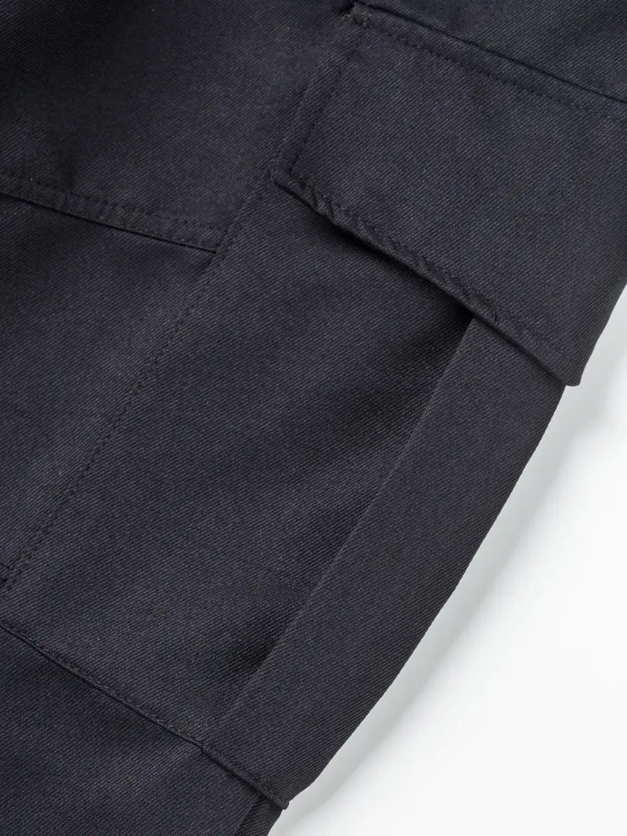 Herren Multi-Taschen-Cargohosen aus schwarzem, robustem Material mit mehreren Pattentaschen, entworfen für den lässigen Einsatz.