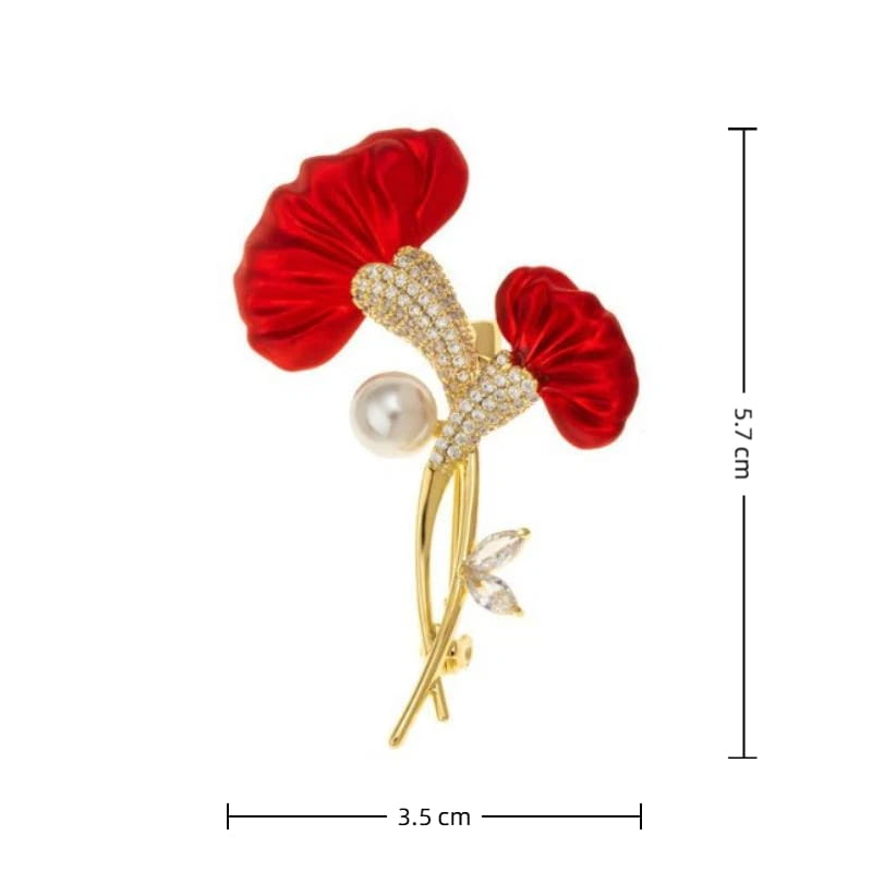 Broche à épingle délicate en perle de cristal en forme de fleur rouge à ton doré, comprenant deux pétales de tissu rouges vibrants, une tige sertie de diamants, un accent de perle et de petites feuilles en cristal.