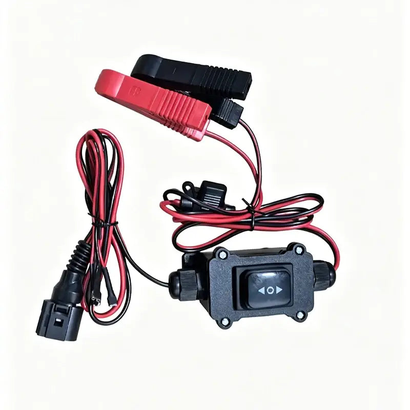 Werkzeug zum Lösen des EPB-Bremssattels für den Elektromotor mit schwarzem Kunststoffgehäuse, roten und schwarzen Kabeln, Kippschalter mit links-rechts-Pfeilsymbolen sowie zwei isolierten Krokodilklemmen zur Reparatur am Fahrzeug