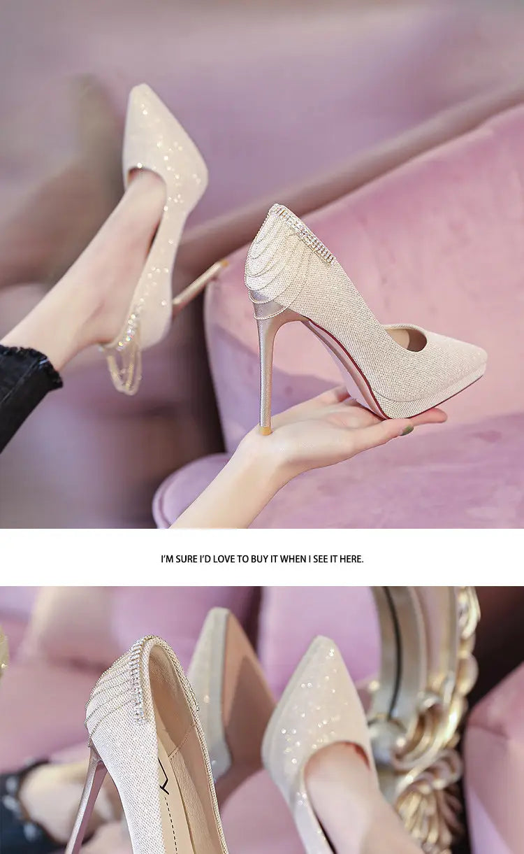 Beige, glitzernde High-Heel-Pumps mit Strassdetails und Stiletto-Absätzen, entworfen als Kristall-Hochzeitschuhe, Plateau-Bridal-Heels.