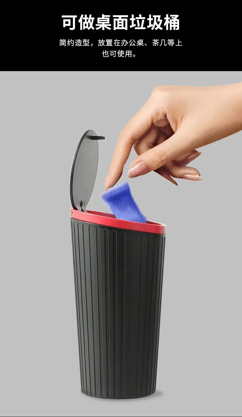 papelera cubo de almacenamiento para basura del automóvil de tipo de prensado con plástico negro acanalado, con borde rojo y tapa transparente, vista desde el frente